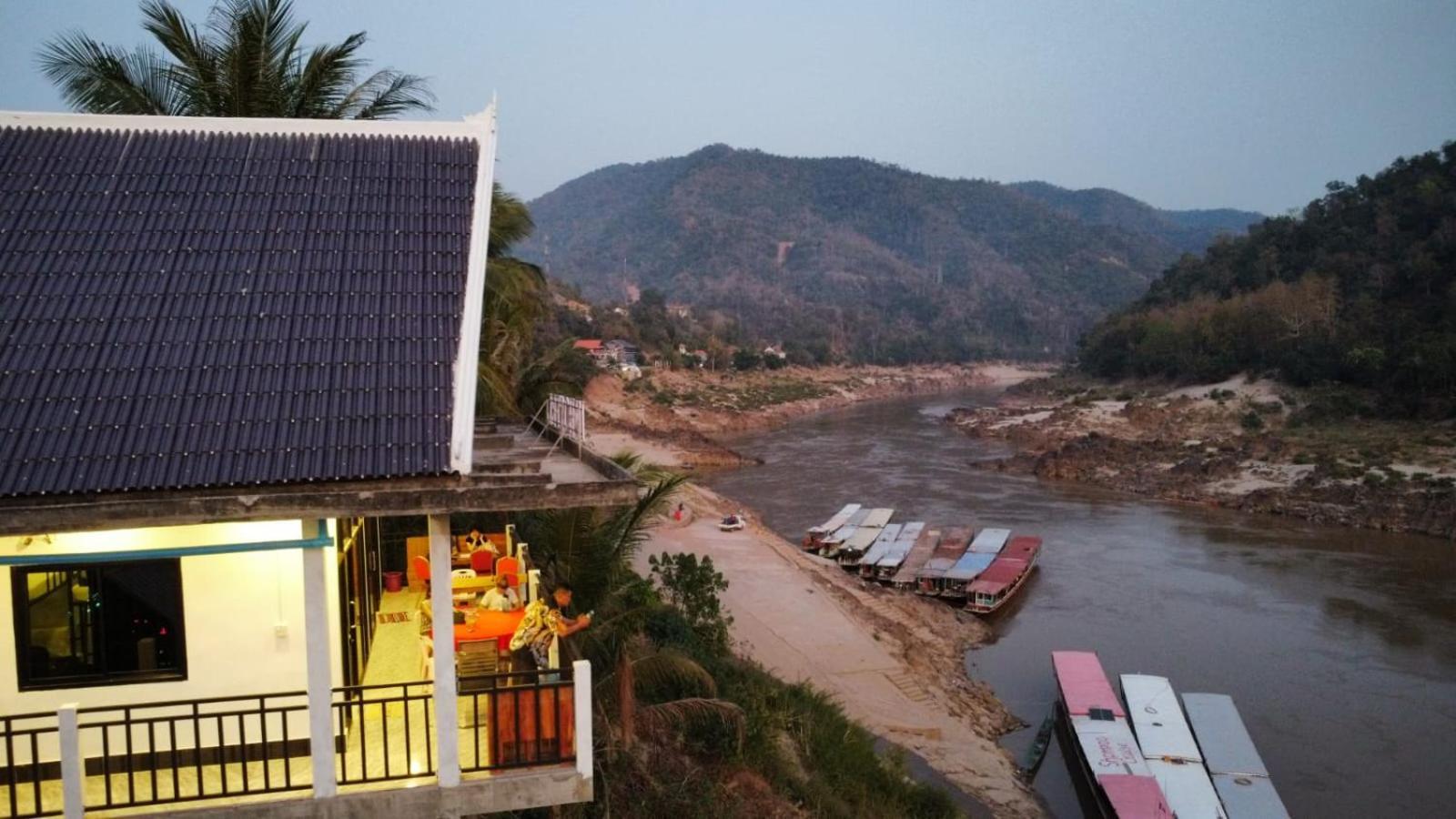 Inn Riverside Hostel Pb Muang Pakbèng Extérieur photo