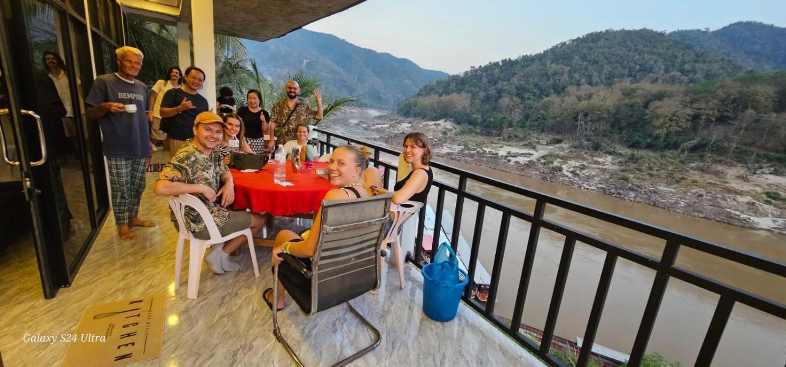 Inn Riverside Hostel Pb Muang Pakbèng Extérieur photo