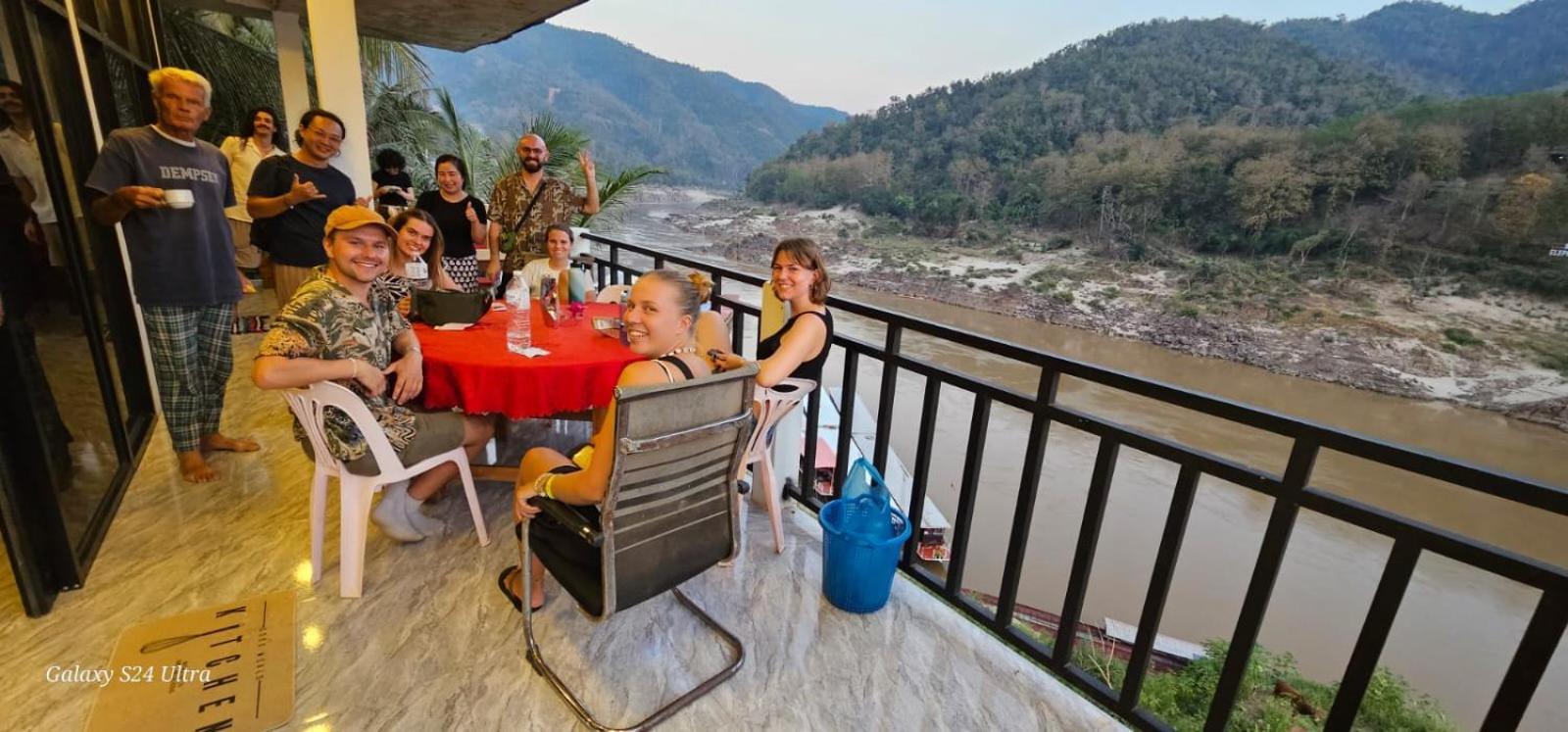 Inn Riverside Hostel Pb Muang Pakbèng Extérieur photo